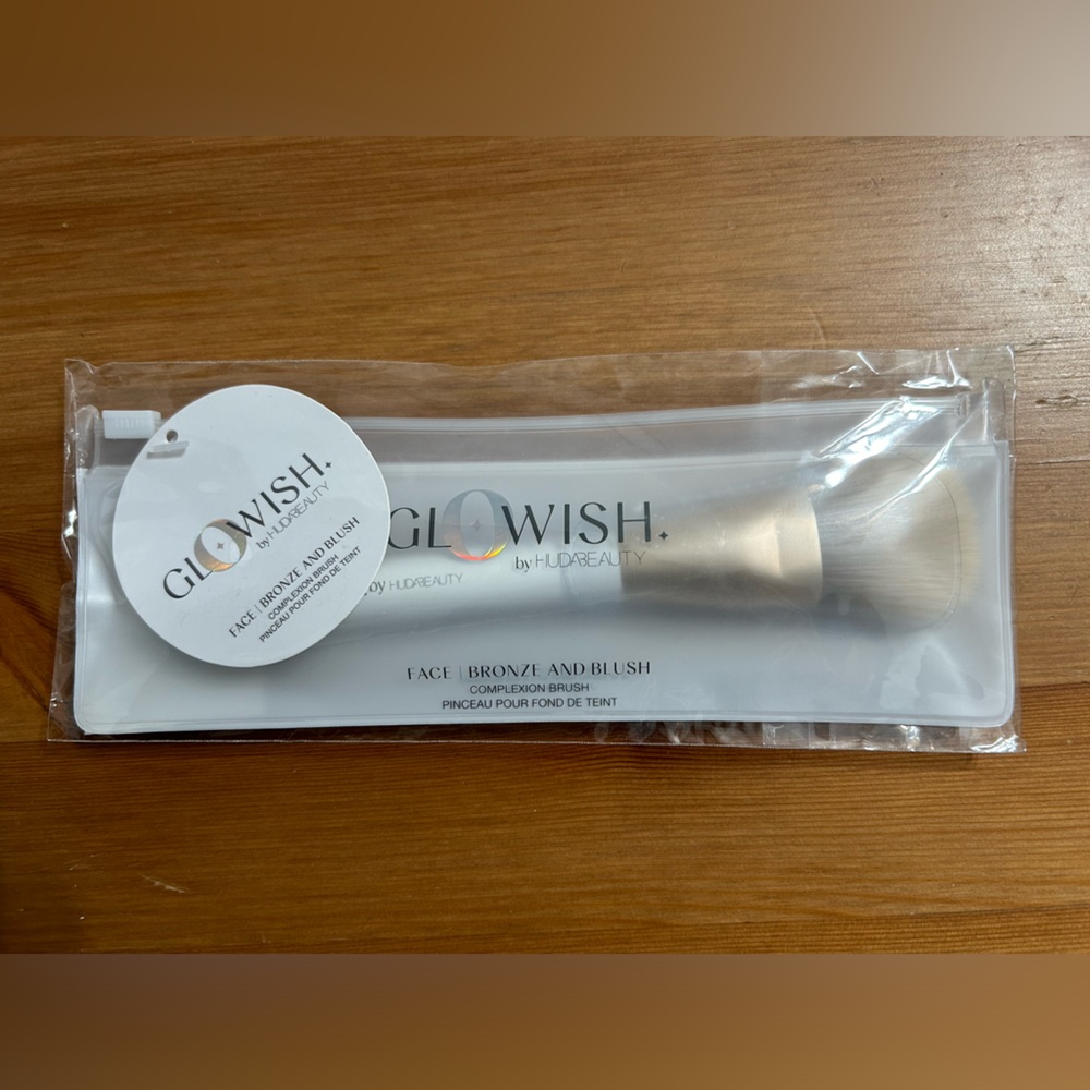 Huda Beauty GloWish All Over Bronze and blush make up Brush